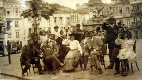 Familias y vecinos de Viveiro reunidos en la plaza de Pastor D�az el 17 de abril de 1912