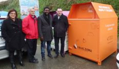 Responsables locales y el presidente de la oneg�, junto al contenedor.