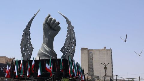 Vista del monumento a la revoluci�n iran� que realiz� Al� Jamen�i en Teher�n.