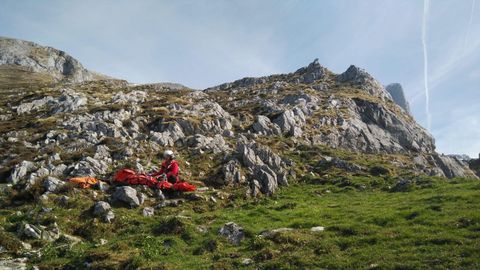 Efectivo del SEPA en el rescate a la monta�era francesa herida en el Urriellu