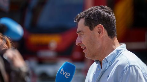 El presidente de la Junta de Andaluc�a, Juanma Moreno, en el puesto de mando avanzado.
