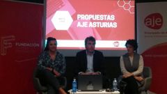 Nacho Calvi�o, presidente de la Asociaci�n de J�venes Empresarios (AJE) Asturias, en el centro