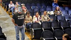 Un ambulante asisti� al pleno de Pontevedra portando una careta del alcalde, Miguel Anxo Fern�ndez Lores,�en reivindicaci�n de que se traslade la feria a la Alameda