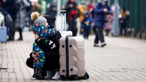 Una mujer abraza a su hijo en la frontera entre Polonia y Ucrania