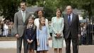 Los Reyes Felipe y Letizia, junto a sus hijas, la infanta Sofa y la Princesa Leonor, y los reyes emritos Juan Carlos y Sofa, posan a la salida de la parroquia de la Asuncin de Nuestra Seora, en el madrileo barrio de Aravaca, donde el 17 de mayo de 2017 tom la primera comunin la infanta Sofa, en una ceremonia colectiva junto a sus compaeros de curso en el colegio Santa Mara de los Rosales