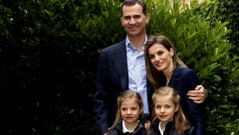 La infanta Leonor con su hermana Sofa y sus padres el da del dcimo aniversario de boda del prncipe Felipe y Letizia Ortiz