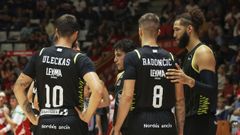 Varios jugadores del Leyma Coru�a, en un corrillo durante el partido.
