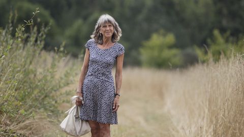 Un momento de uno de los paseos de Pilar entre los campos de Orosa, que recorre en busca de testimonios. 