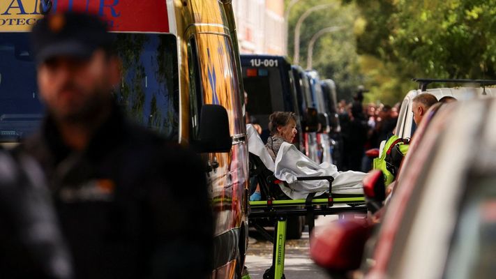 Maricarmen, no momento do desafiuzamento, recollida por unha ambulancia.