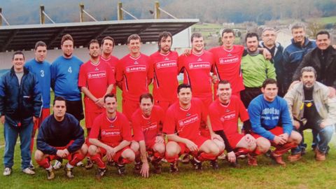 La plantilla del Mondoedo en el 2001/02, con Miguel arriba al lado del portero.