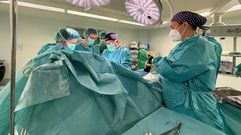 Foto de archivo de una cirug�a en el CHUO.