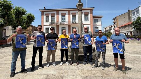 El alcalde Jos� Tome (centro) con los integrantes de la comisi�n de fiestas de San Antonio