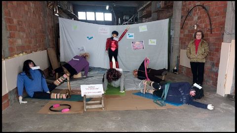 Comadres haciendo ejercicio f�sico en el barrio monfortino de Covas