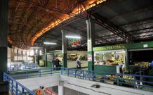La reforma del mercado municipal es objeto de pol�mica desde hace a�os en el barrio. 