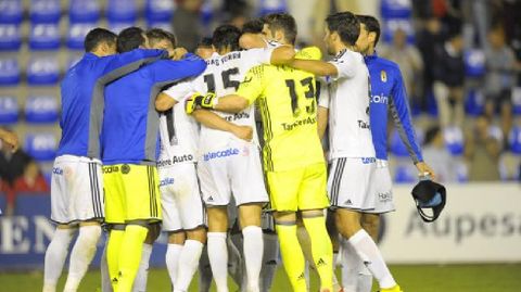 Los jugadores del Oviedo celebran su victoria en La Condomina