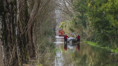 Bomberos en una carretera inundada en la localidad portuguesa de Sao Joao do Campo
