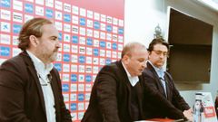 Javier Mart�nez procede a leer el comunicado oficial del Sporting.