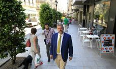 Antonio Heredero en la calle Marqu�s de Valladares, en otro tiempo con mucha vida y que hoy a�n guarda el sabor de anta�o. 