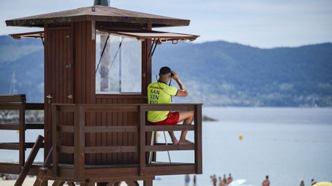 Caseta de vigilancia con uno de los primeros socorristas activados este viernes en playas de Sanxenxo