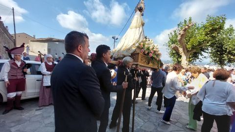 Integrantes de la cofrada de la Virgen de Montserrat portaron en andas la imagen de la patrona de Monforte