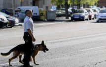 Un guardia de seguridad pasea y vigila por la Carretera de Canillas en el distrito de Hortaleza, donde el viernes pasado fue secuestrada durante horas una menor. . 
