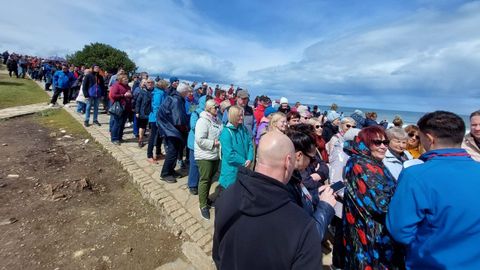 Colas de visitantes en una pasada Semana Santa para acceder a la playa de As Catedrais