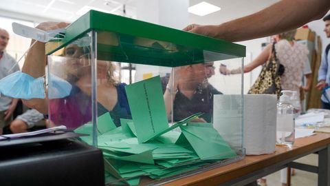 Urna con varias papeletas depositadas durante la jornada electoral en Andaluca.