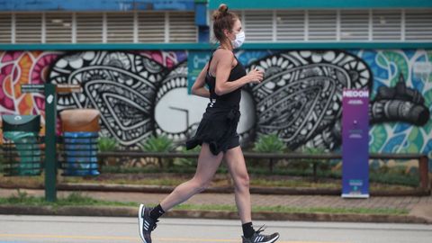 Sanidad advierte queel riesgo de transmisi�n aumenta si se realizan actividades que generan aerosoles, como hacer ejercicio f�sico