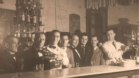 Paco con camareros y amigos, en los primeros tiempos del local.