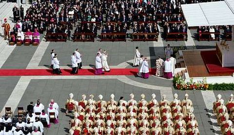 Francisco se dirige al altar desde la bas�lica de San Pedro, pasando entre los cardenales y las autoridades internacionales.
