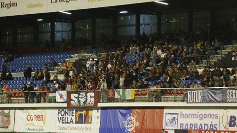 La afici�n del Pontevedra apoyando al equipo visitante en el estadio de O Couto.