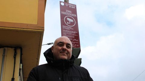 El edil Luis Alamancos, junto a una de las c�maras.