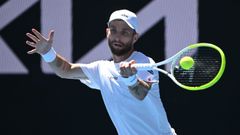 Corentin Moutet golpeando la bola durante el encuentro ante Tristan Schoolkate