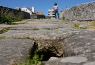 La falta de losas, dice la Xunta, facilita la acumulaci�n de vegetaci�n y suciedad. 