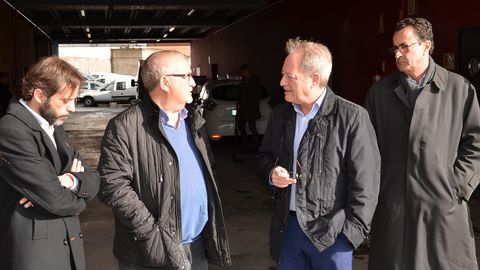 Representantes del Ayuntamiento de Gij�n y la Empresa Mixta de Tr�fico, en la presentaci�n de los nuevos parqu�metros inteligentes