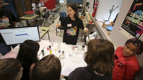 Anne Gosset invita a los nios a hacer experimentos para descubrir la magia de la tensin superficial del agua