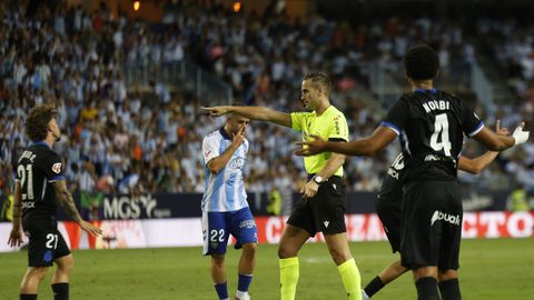 Alberola Rojas se�ala el penalti de Noubi que posteriormente supuso el empate del M�laga ante el Deportivo.
