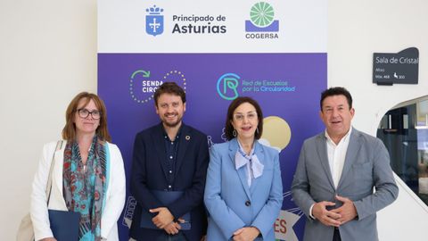 La subdirectora general de Cambio Climtico y Economa Circular del Principado de Asturias, Lorena Prado; el director general de Inclusin Educativa y Ordenacin, David Artime; Paz Orviz, gerente de Cogersa; y el concejal de Gobierno de Licencias y Disciplina Urbanstica y Servicios Bsicos del Ayuntamiento de Oviedo, Jos Ramn Pando, que tambin es miembro del consejo de administracin del consorcio