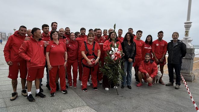 Acto de colocaci�n del ramo de laurel en la playa de Gij�n