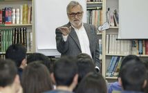 El escritor Xavier Alcal� pronunci� recientemente una charla a los alumnos de A Xunqueira