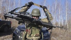 Un soldado ucraniano prepar�ndose para tomar posiciones cerca de Kiev.