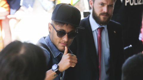 Neymar a su llegada al hotel de Berl�n donde el F.C. Barcelona ha instalado su cuartel general antes de la final de ma�ana