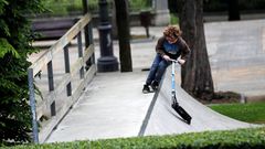 Un ni�o juega en un parque del centro de Oviedo