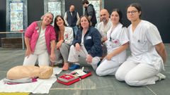 Personal del servicio de Cardiolog�a del HULA, entre ellos la enfermera Sonia V�zquez (la tercera por la izquierda) durante un taller sobre RCP que organizaron en el�hospital.