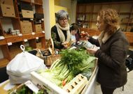 Momento de la preparaci�n de las cajas con los productos alimentarios para las familias. 