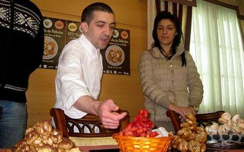 El cocinero Manuel Garea y la alcaldesa nxeles Vzquez.