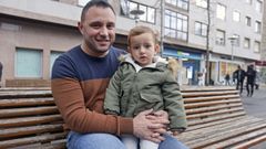 Aar�n Tom�, con su hijo, ayer viernes en el centro de Pontevedra