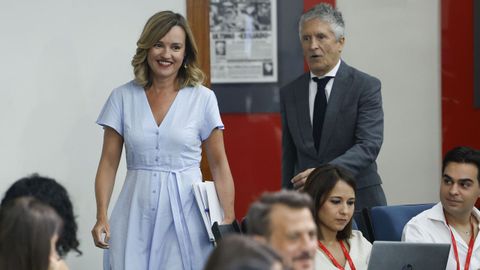 El ministro del Interior mira a la portavoz y ministra de Educaci�n, Formaci�n Profesional y Deportes, Pilar Alegr�a, durante la rueda de prensa posterior a la reuni�n del Consejo de Ministros