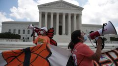 Los manifestantes celebran, en el exterior de la sede del tribunal, la decisi�n del Supremo