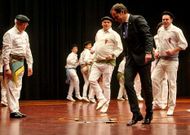 El alcalde subi� al escenario y danz� alrededor de la espada de la farsa de Carril.